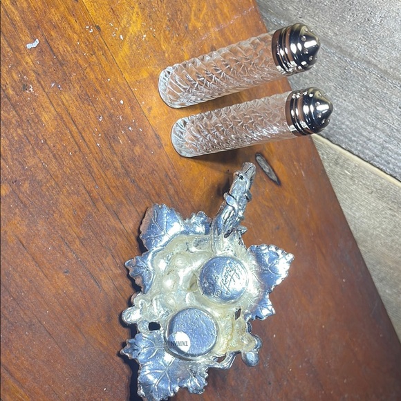 Silver Grape Design Salt and Pepper Set Arthur Court - Picture 2 of 4